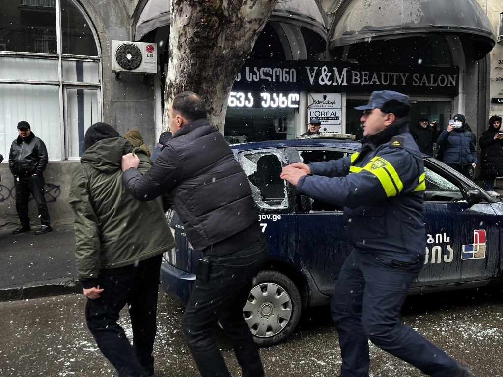 ოჯახის გამოსახლებისას დაკავებული ორი პირი 2 000–2 000 ლარით დააჯარიმეს