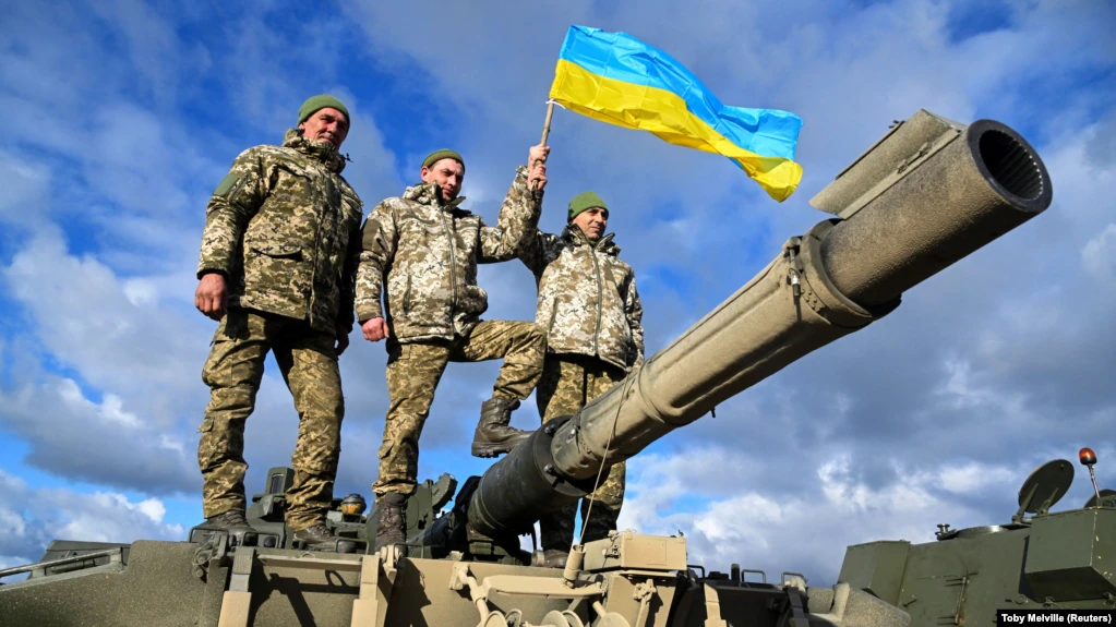 ბრიტანეთმა უკრაინას 14 ტანკი Challenger 2 გადასცა