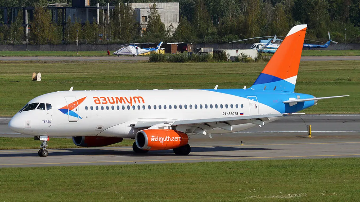 У Superjet российской авиакомпании отвалился капот двигателя при взлете