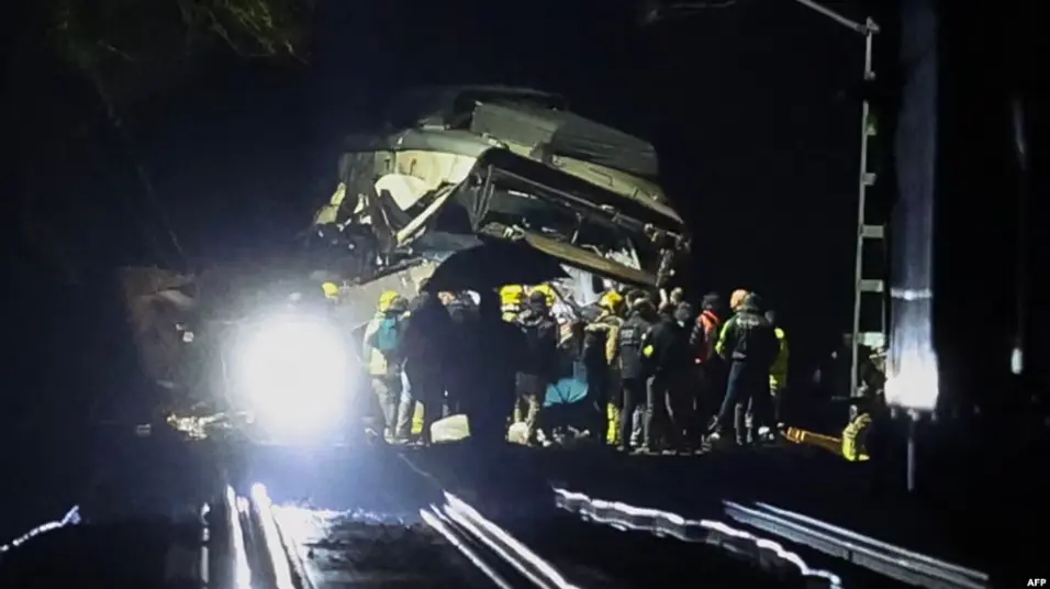 В Испании еще один поезд сошел с рельсов. Есть погибший и раненые