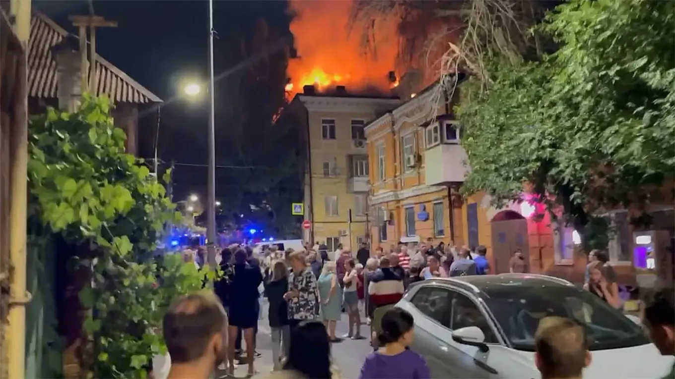 В Ростове загорелся жилой дом после падения беспилотника. Власти объявили режим ЧС