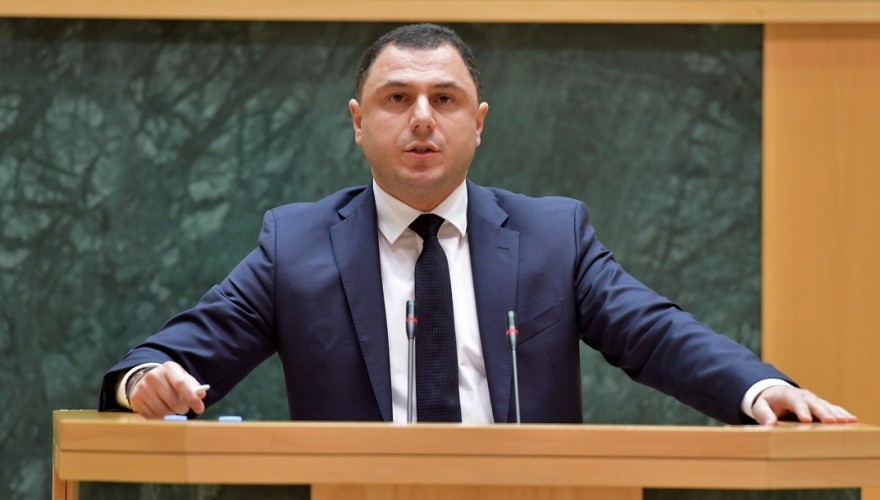 "მოგვისმინეთ!": მინისტრი, მასწავლებლები და "კატა–თაგვობანა"