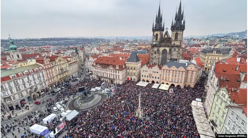 В Чехии десятки тысяч вышли на площади в поддержку президента