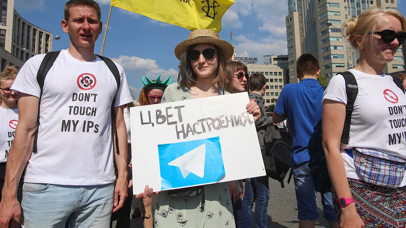 В регионах РФ начались митинги против запрета звонков в Telegram и Whatsapp