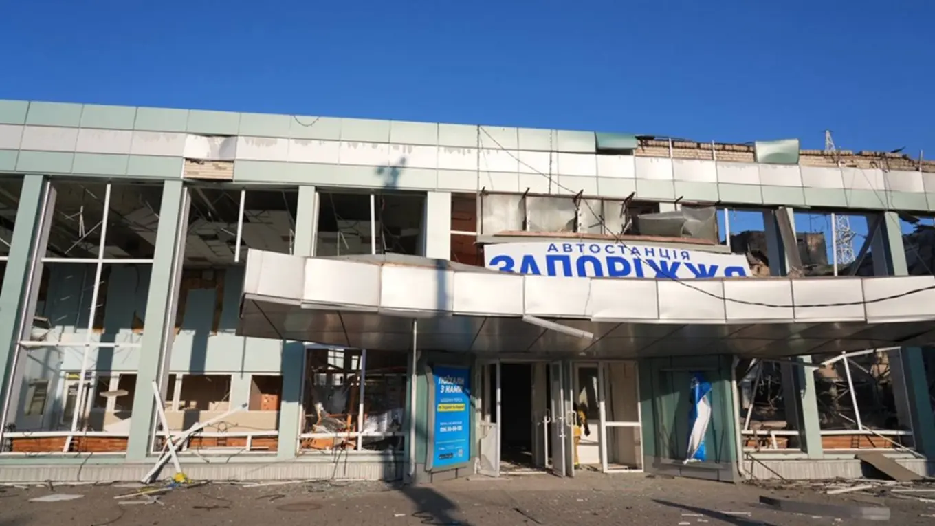 В Запорожье 20 человек получили ранения в результате российского удара по автовокзалу и медклинике