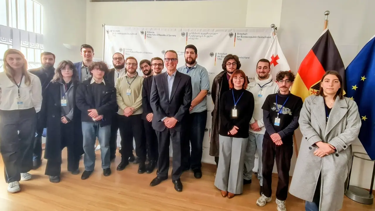 გერმანიის ელჩი: შევხვდი „საქართველოს ახალგაზრდულ გაერთიანებას“ და ფოტო გამოვაქვეყნე, „იმედი“ და „რუსთავი 2“ აცხადებენ, რომ „ირანის რადიკალური სცენარის“ წახალისება მოხდა - ამ აგრესიულ დეზინფორმაციას უარვყოფ