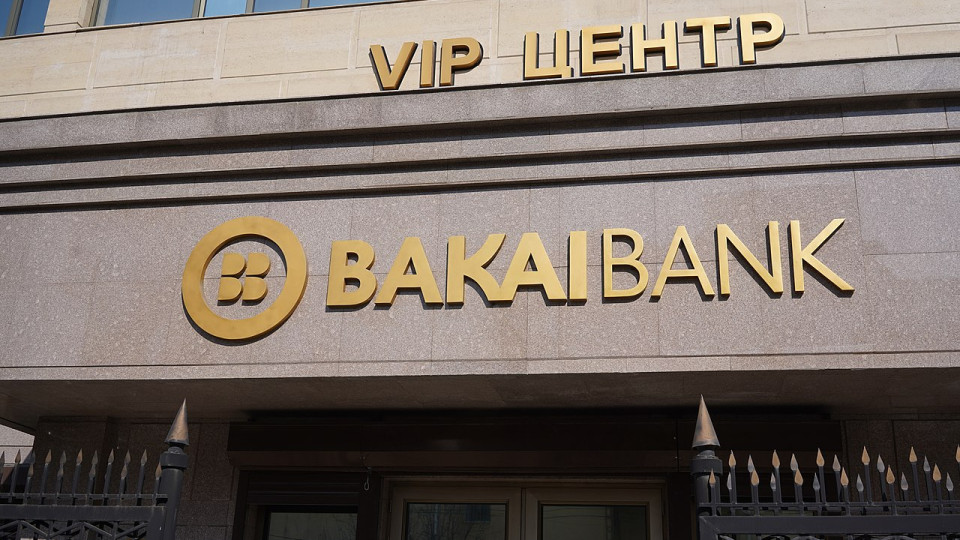 Почти все крупные банки Кыргызстана остановили переводы в Россию