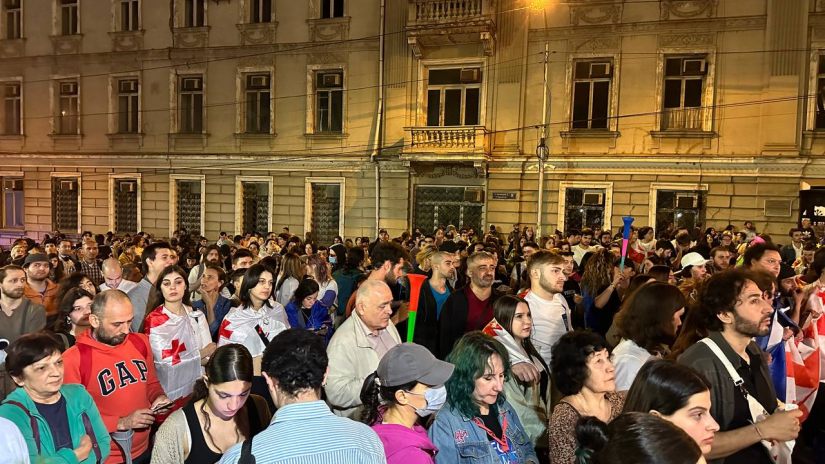 ახალგაზრდებმა საპროტესტო მსვლელობით მთავრობის ადმინისტრაციასთან გადაინაცვლეს