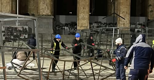 У парламента Грузии устанавливают новогоднюю елку