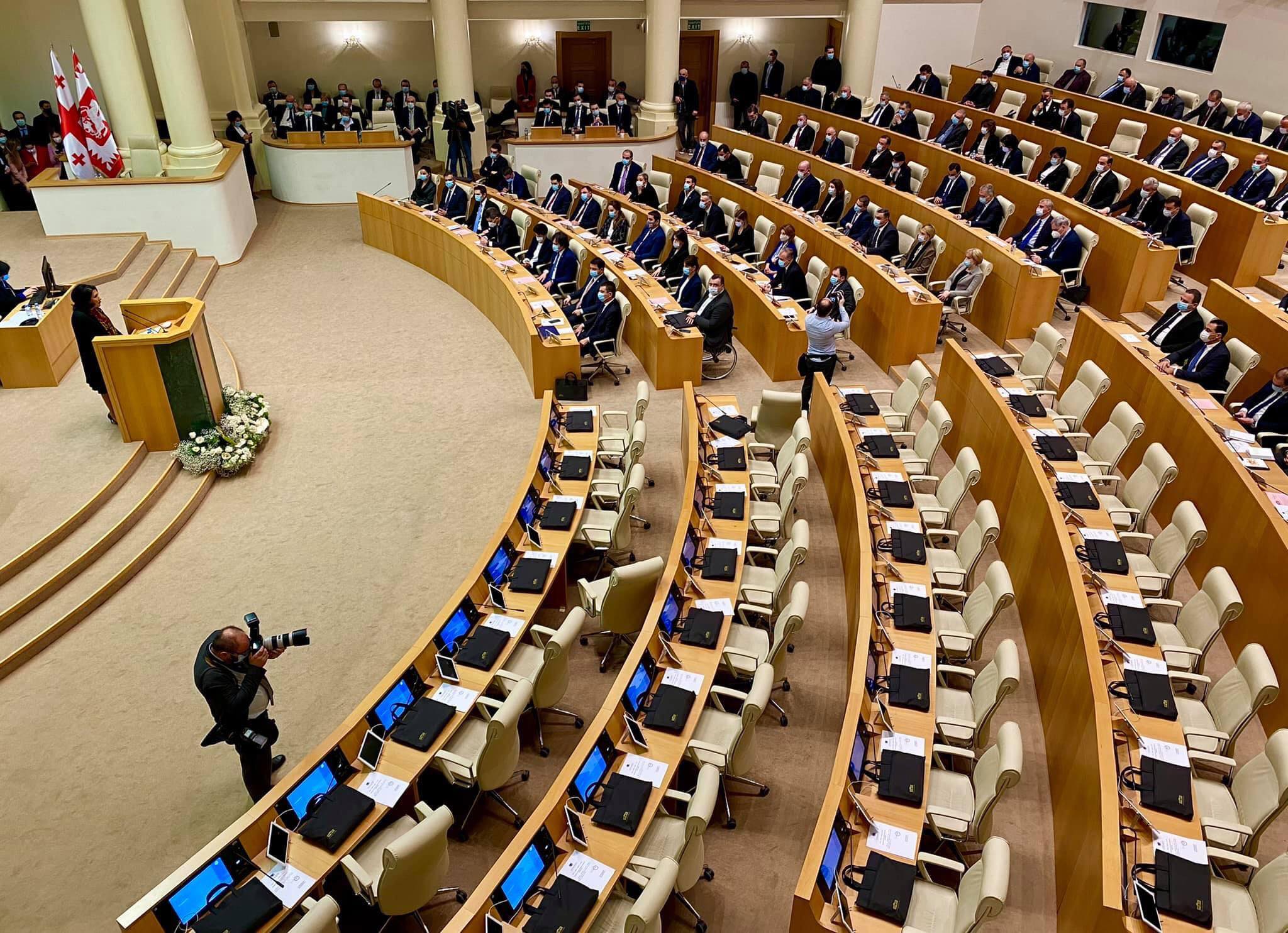 Парламент утвердил полномочия 150 депутатов