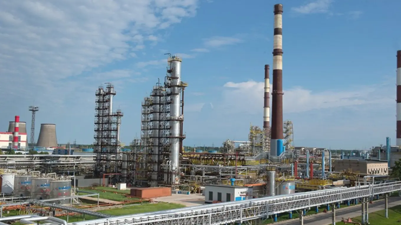 Украина второй раз за полгода атаковала один из крупнейших российских НПЗ в Ленобласти