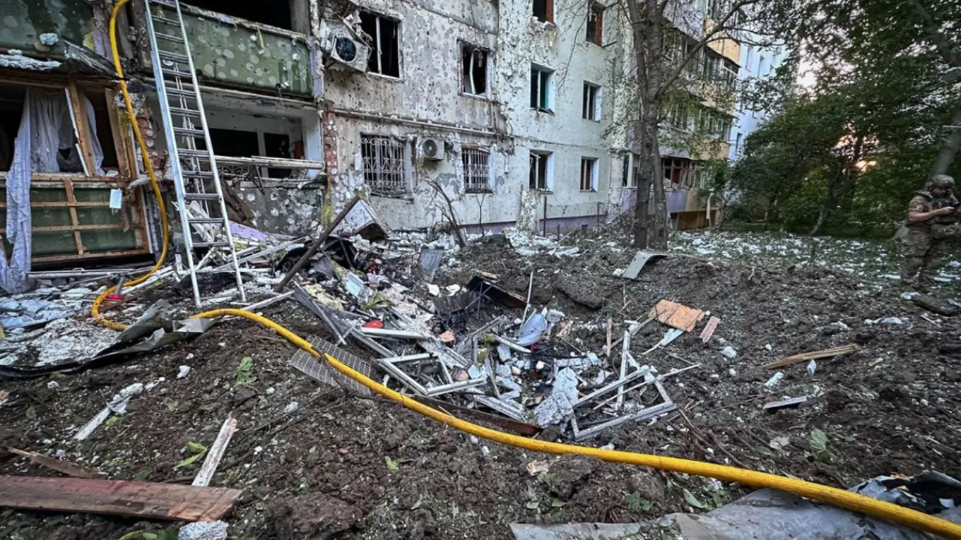 Россия направила более 600 дронов и ракет на города Украины. Погибли 2 человека, десятки ранены