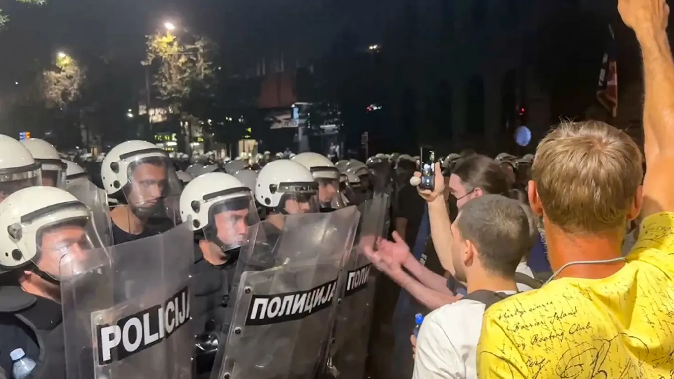Требующие отставки правительства участники протестов в Сербии начали блокировать улицы и возводить баррикады