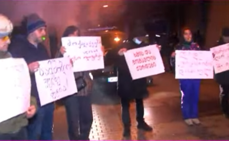 ბიძინა ივანიშვილის ბიზნესცენტრთან აქცია მიმდინარეობს