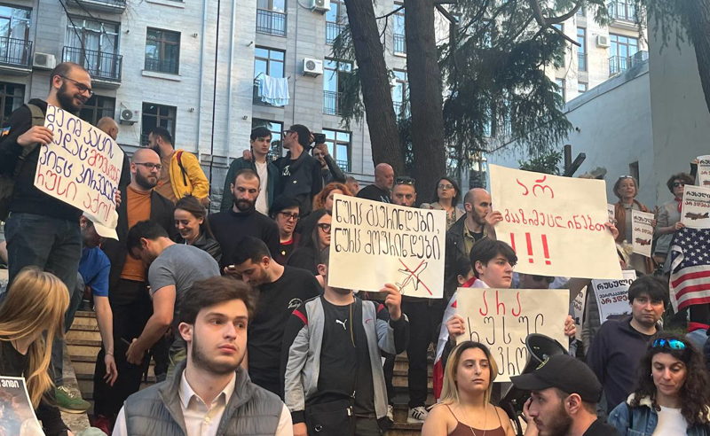 У здания парламента Грузии проходит акция против авиасообщения с Россией