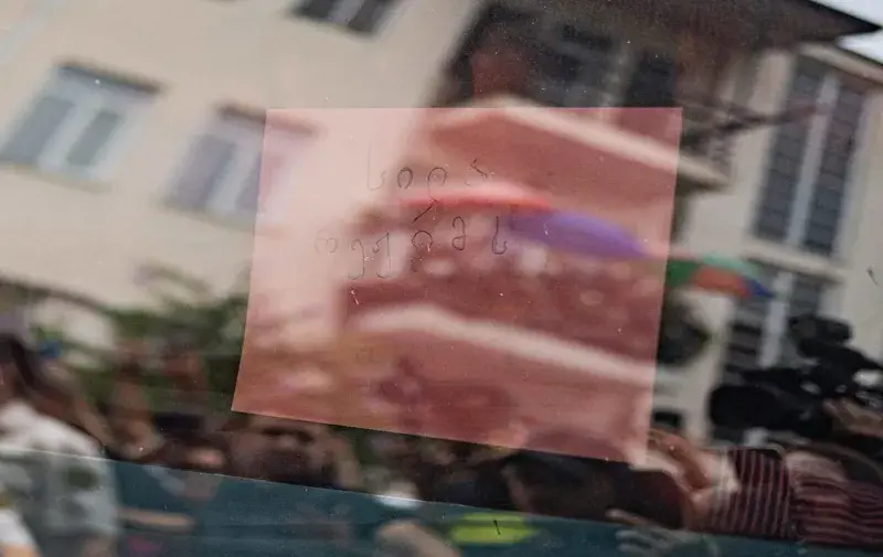 Mzia Amaghlobeli was holding a piece of paper with the inscription “A slap to the regime” as she left the courtroom