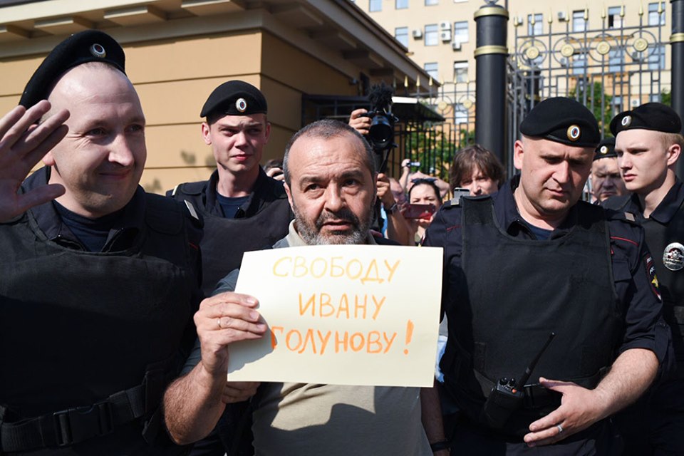 მოსკოვში გოლუნოვის მხარდამჭერი პიკეტის მონაწილეთა დაკავებები დაიწყო