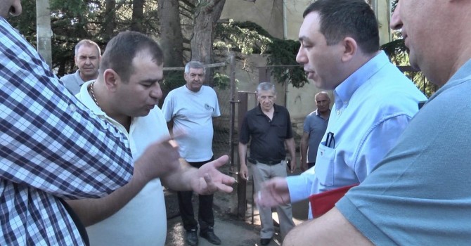 "ოქროყანაში მმართველი გუნდი დაჭერილი კაცის ბედით ვაჭრობს"