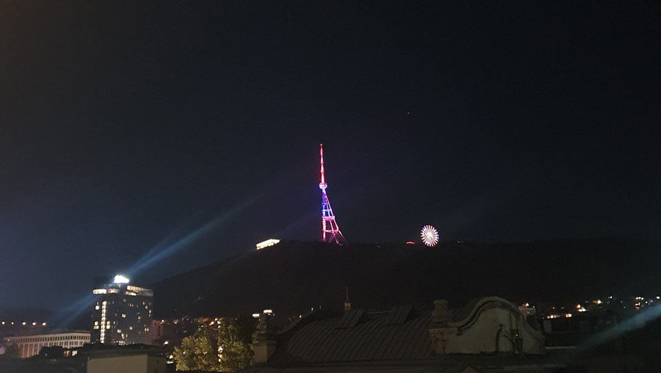 თბილისის ტელეანძა სომხეთის დროშის ფერებში განათდა
