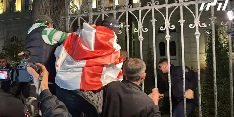 У президентского дворца в Тбилиси напряженная ситуация
