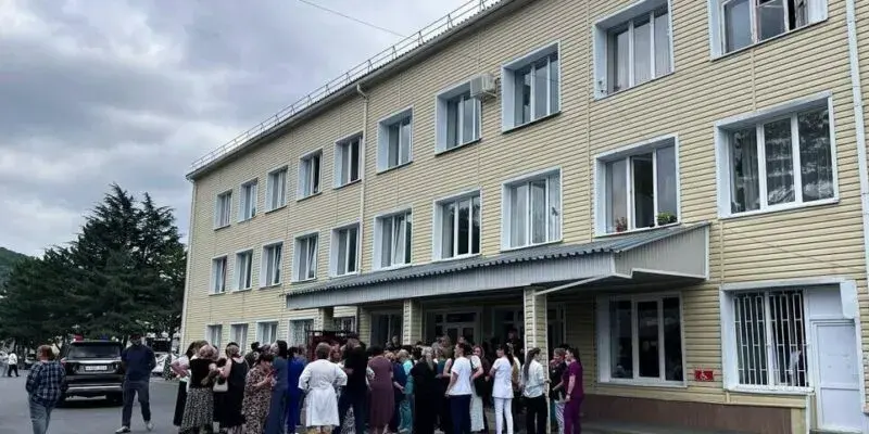 В главной больнице Цхинвали медсестры вышли на митинг