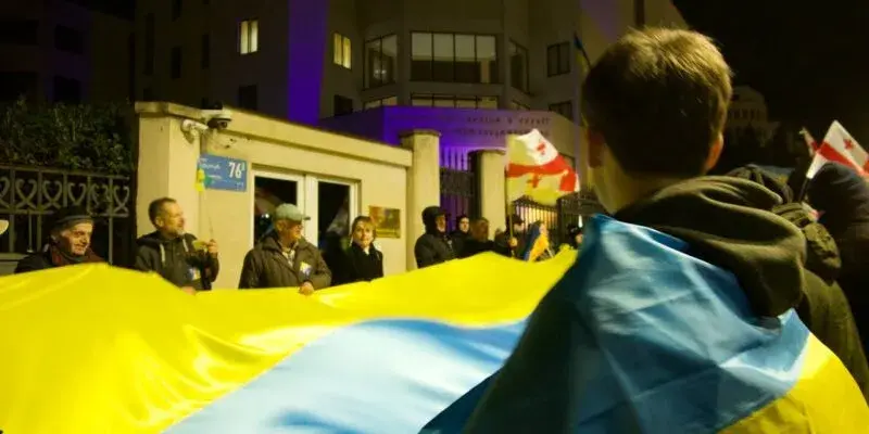 В Грузии в 4-ю годовщину войны у посольства выразили солидарность с Украиной
