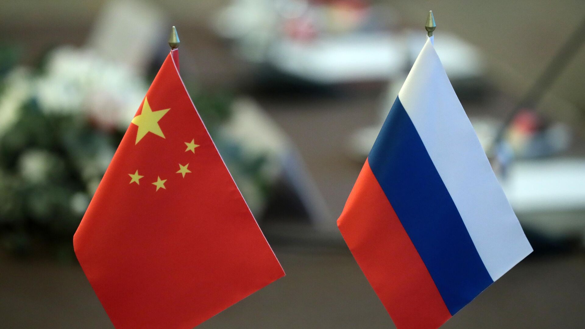 Россия и Китай запускают бартер в ответ на санкции, уходя от банков -- источники