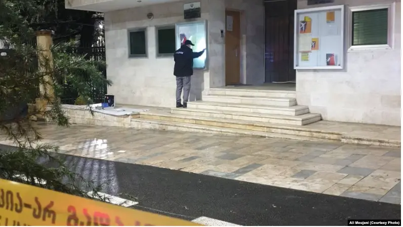 Разбито стекло у посольства Ирана в Грузии — задержанного могут депортировать