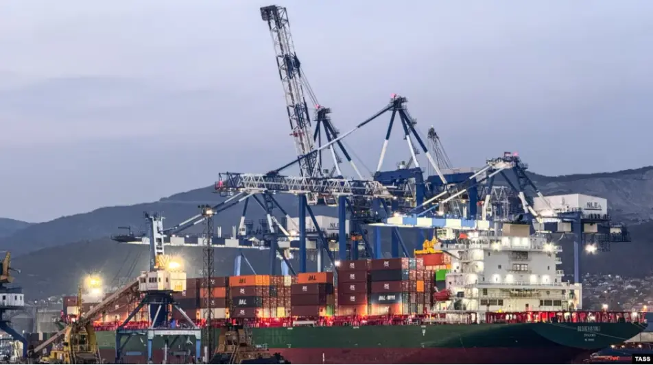 Украинские военные атаковали порт и нефтебазу в Новороссийске