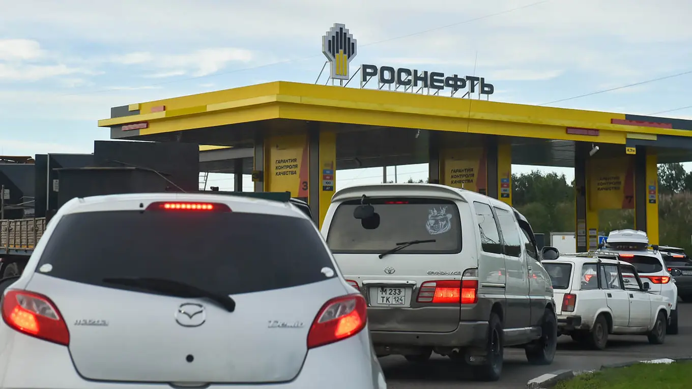 В российских регионах начали ограничивать продажу бензина «в одни руки» из-за дефицита топлива