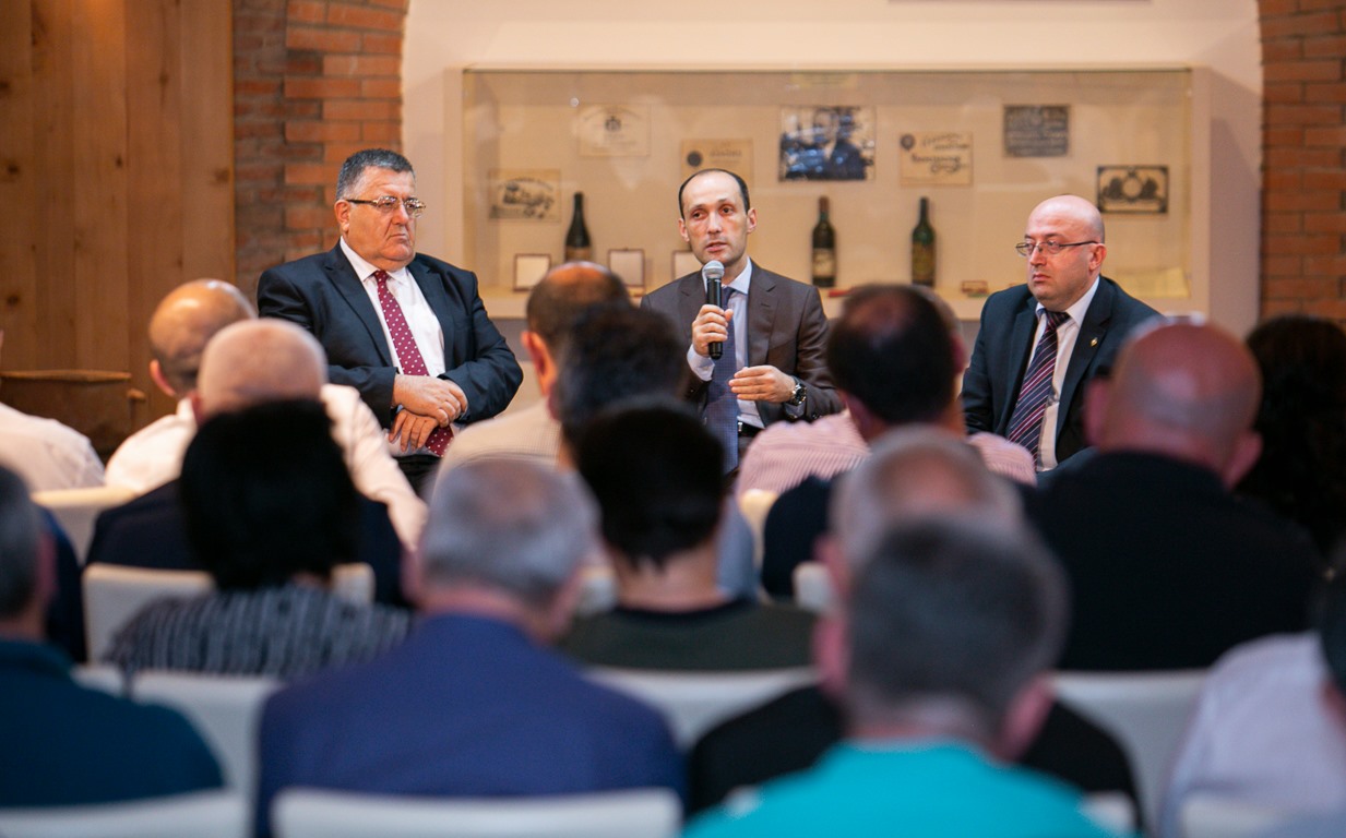 ლევან დავითაშვილი ღვინის ინდუსტრიის წარმომადგენლებს შეხვდა