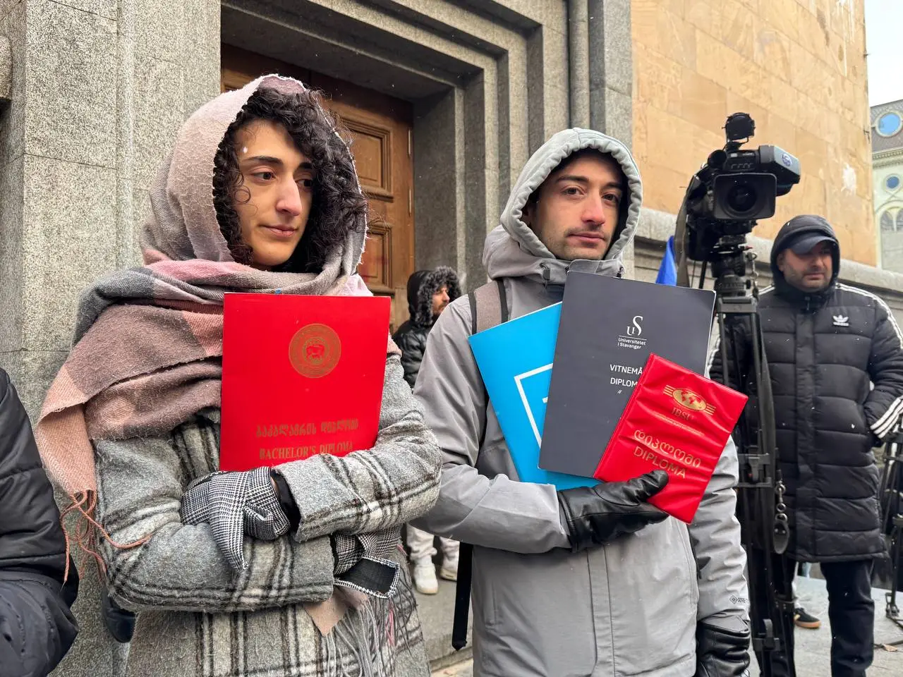 У парламента Грузии проходит акция «Покажи диплом Кавелашвили»