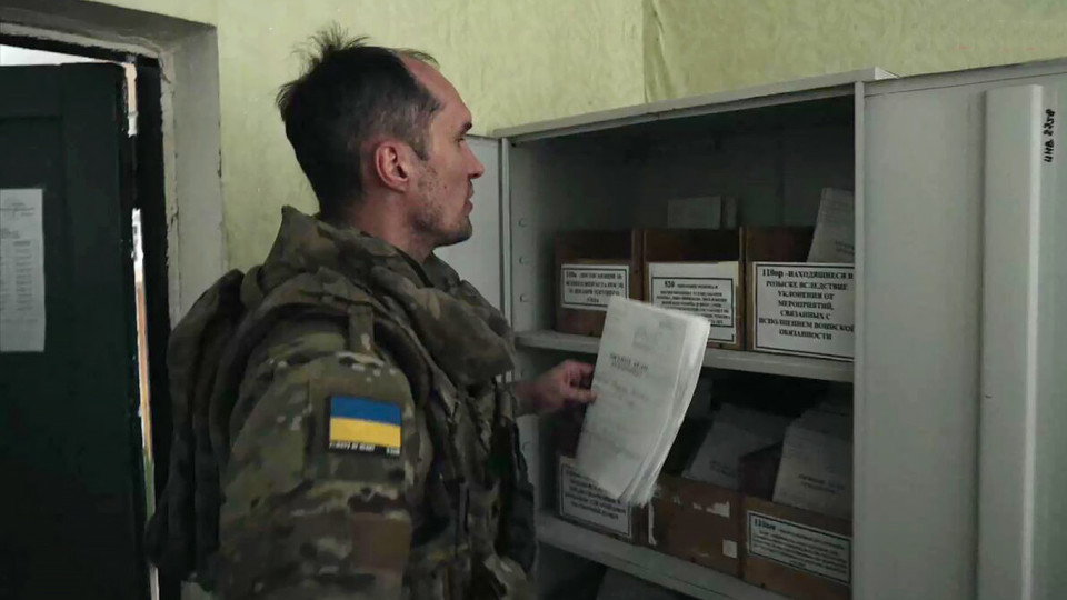 Украинский журналист сжег дела разыскиваемых уклонистов в военкомате Суджи