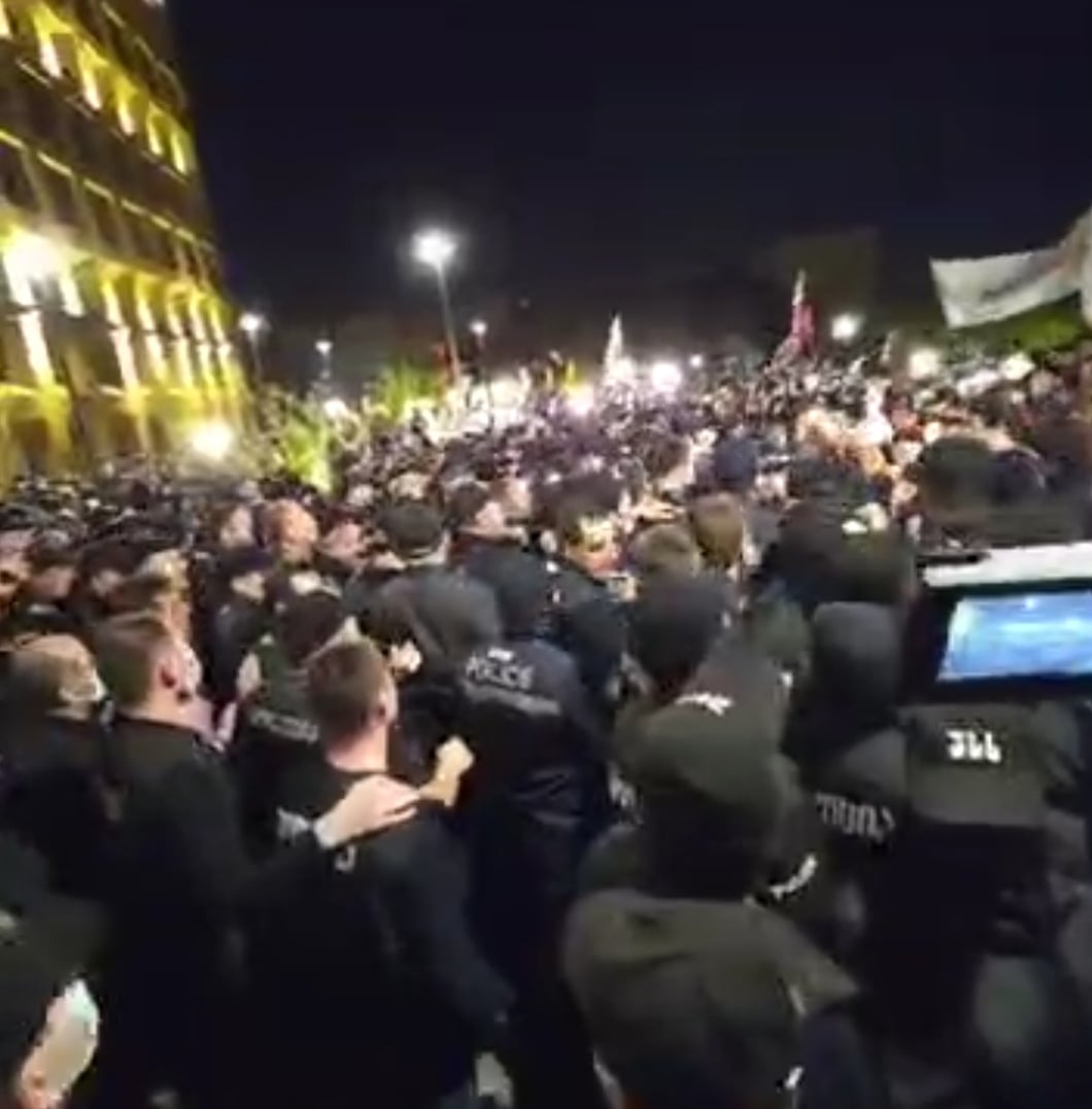 მთავრობის ადმინისტრაციასთან ვითარება პერიოდულად იძაბება