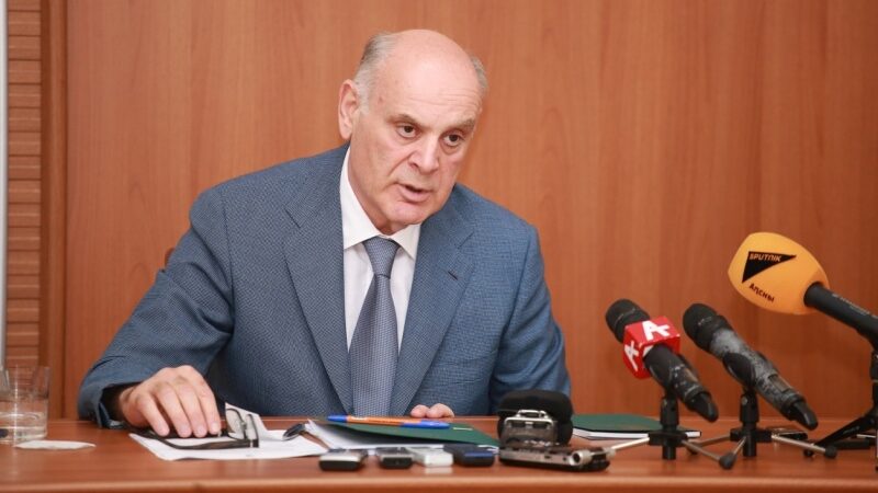 Аслан Бжания опроверг информацию о том, что он покинул Абхазию