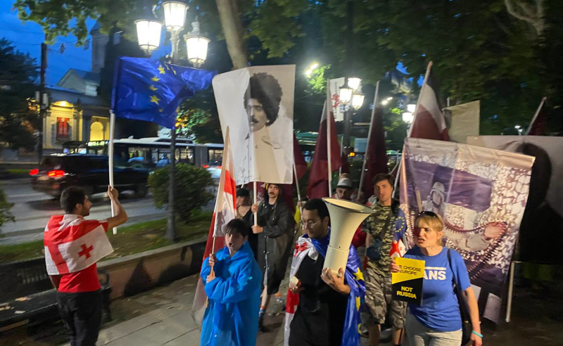 ახალგაზრდები პარლამენტიდან გმირთა მოედნის მიმართულებით მსვლელობას მართავენ