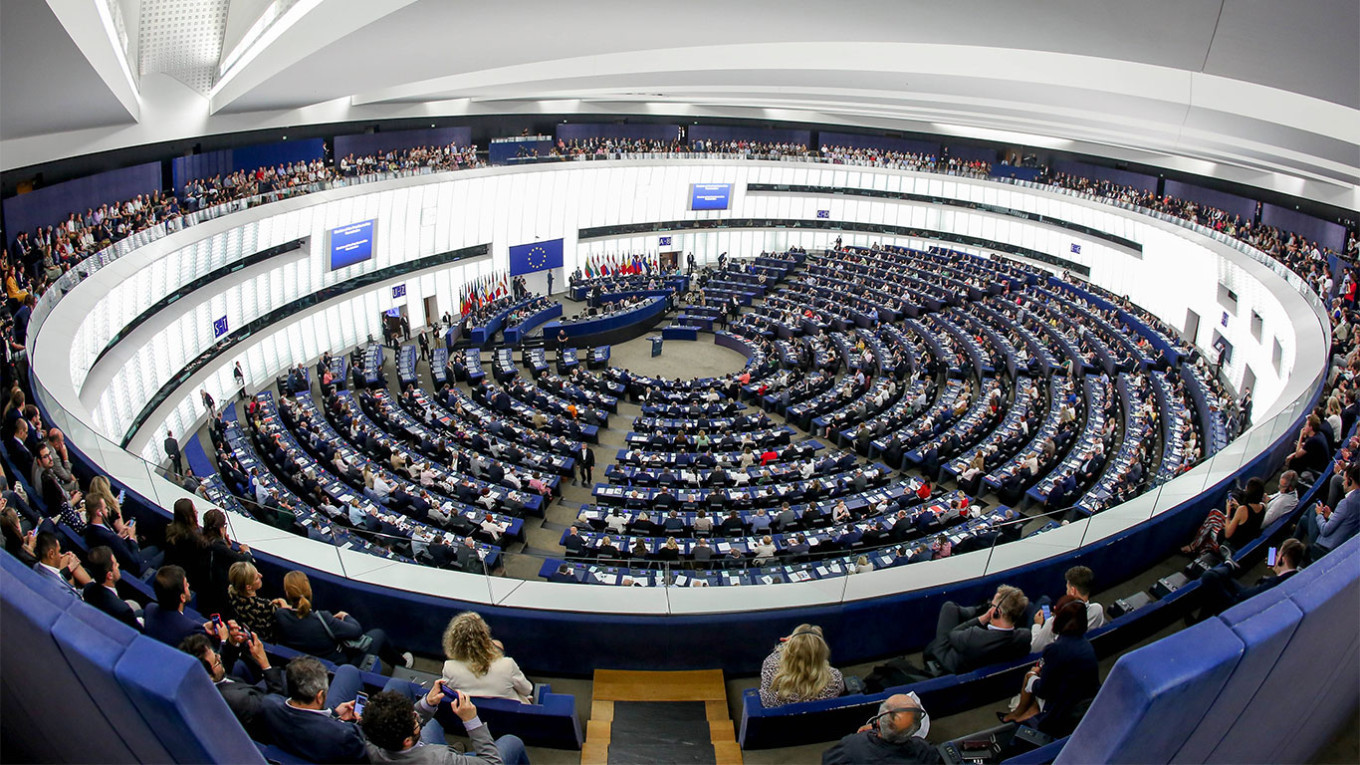 Европарламент призвал не путать россиян с «воинственным, автократическим и клептократическим режимом Кремля»