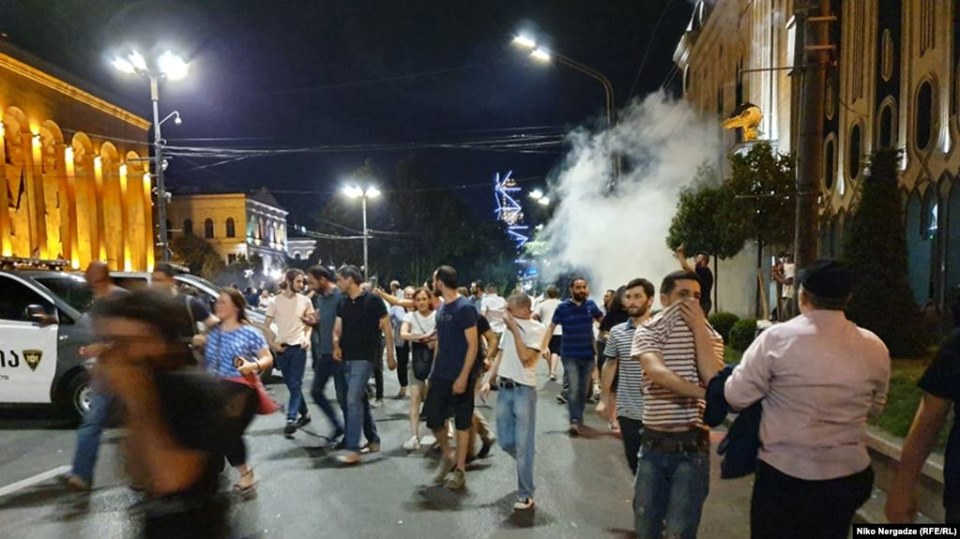 პარლამენტთან აქციას შლიან (LIVE)