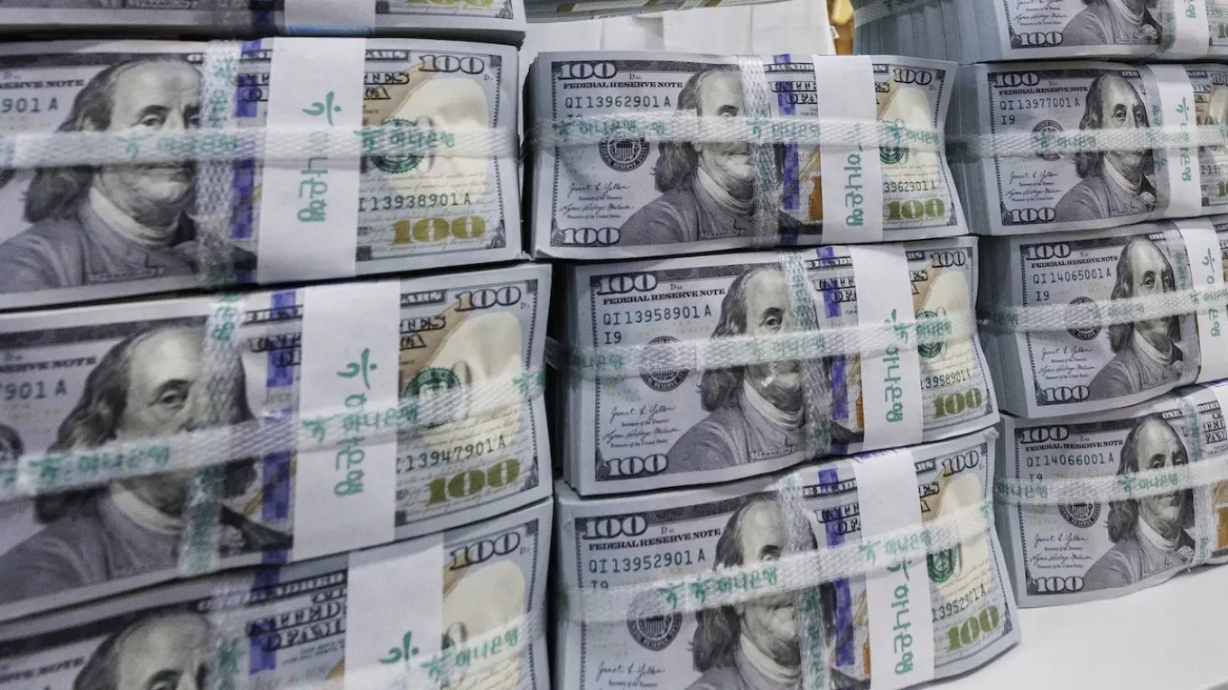 Российские оборонные компании вместо банковских платежей стали получать мешки с долларами