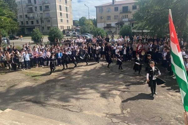 სოხუმის დაცემა: გალელ მოსწავლეებს "საზეიმო" ღონისძიებებში მონაწილეობა აიძულეს [ფოტორეპორტაჟი]