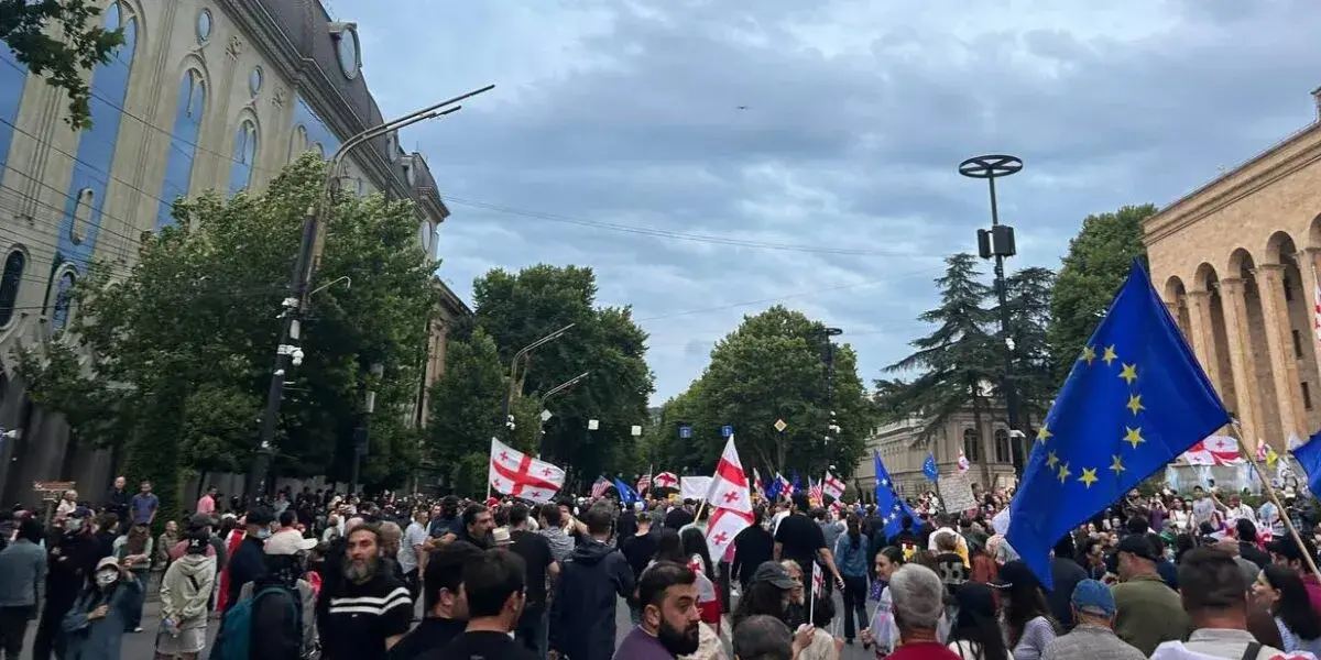 У парламента Грузии акция протеста — движение на проспекте Руставели перекрыто
