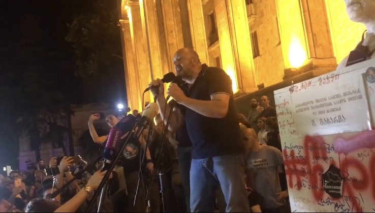 მარგველაშვილი პარლამენტთან მივიდა: კობახიძე, რაზ, გახარია, დვა"