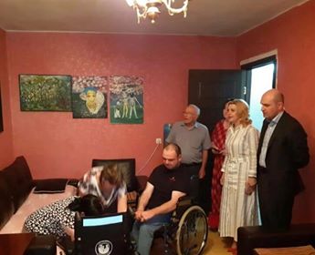 აფხაზეთიდან დევნილ შშმ პირებს ეტლები გადაეცათ