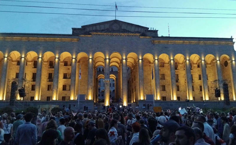 პარლამენტთან აქცია დაიწყო, რუსთაველის გამზირი გადაიკეტა