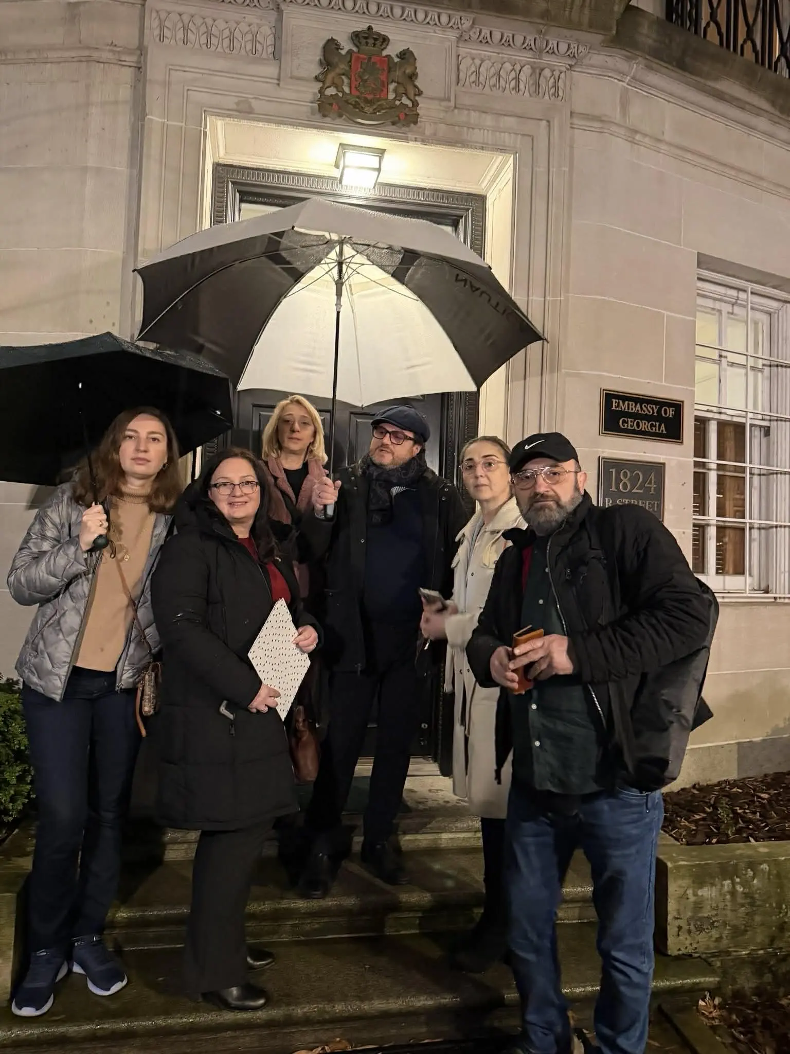 ემიგრანტები აშშ-ში საქართველოს საელჩოში მივიდნენ და არჩევნების აკრძალვის გაუქმება მოითხოვეს