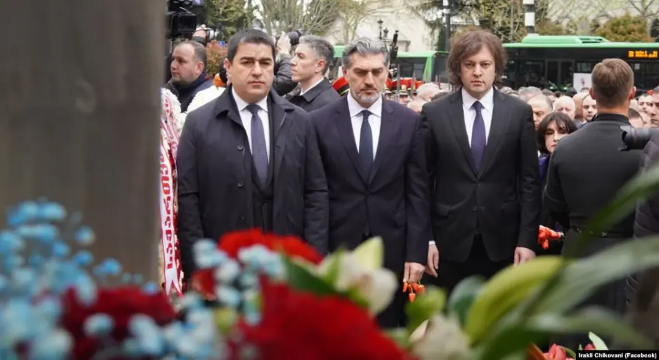 Лидеры «Грузинской мечты» посетили мемориал 9 апреля под крики «Рабы!» и «Русские!»