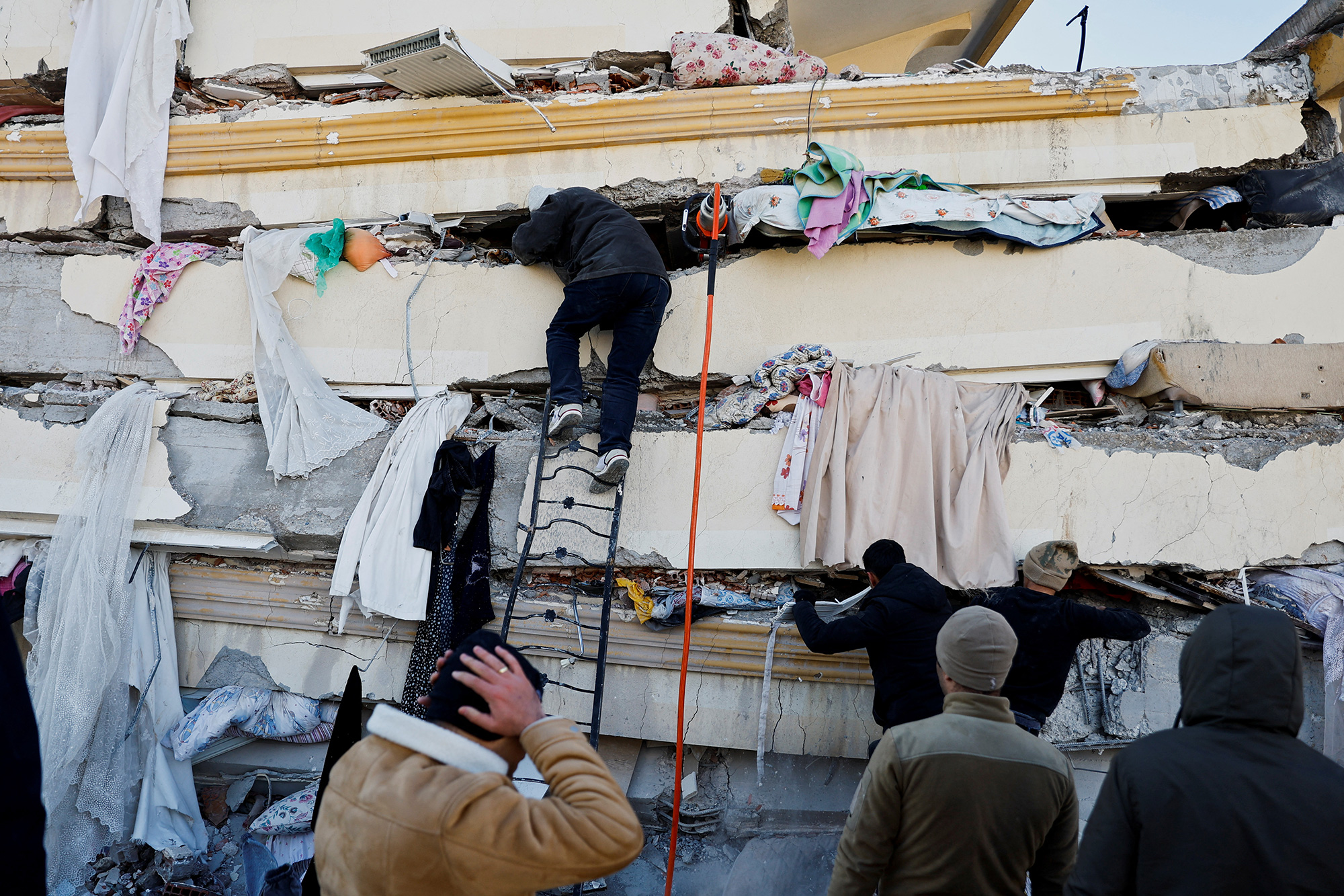 Death toll from Turkey-Syria earthquake climbs to more than 5,200