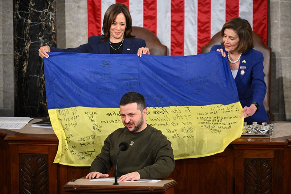 Zelensky presents Congress with flag signed by Ukrainian troops
