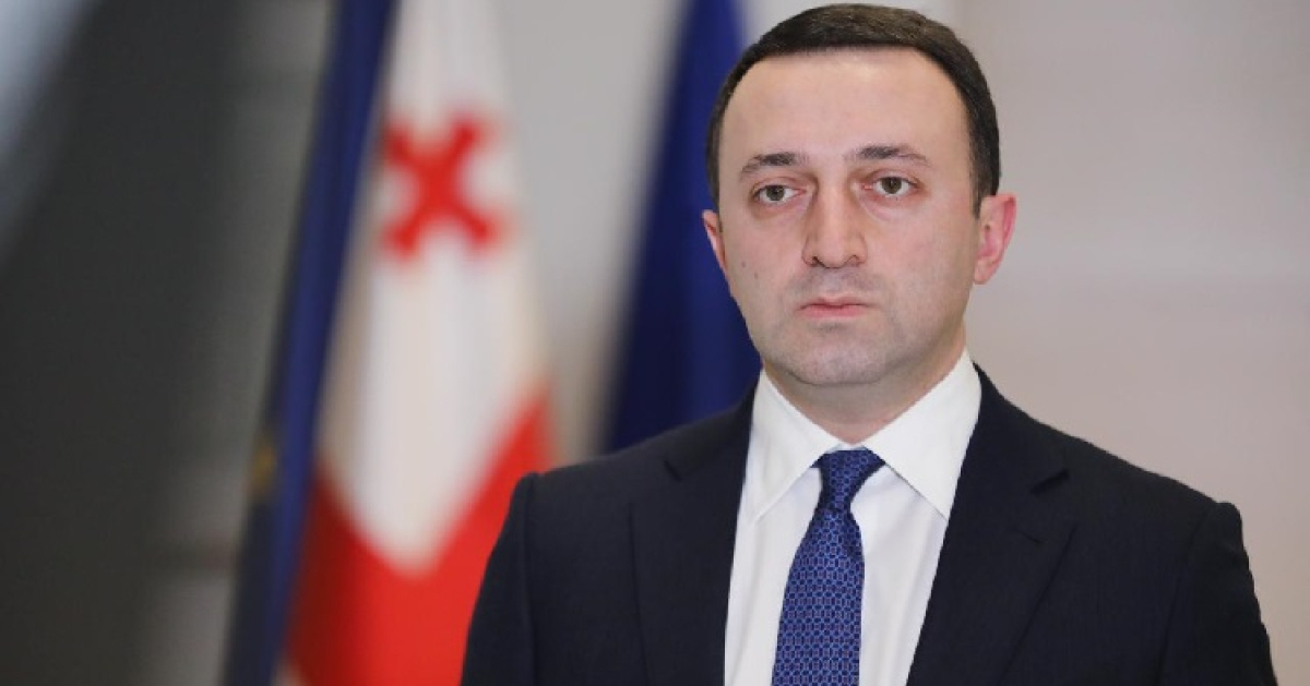 პრემიერი: ვნახეთ ყველაზე სამარცხვინოდ მოქცეული ყოფილი მთავარსარდალი, გახსოვთ ჰალსტუხის ღეჭვა, გაქცეული თვითმფრინავის ხმის გამო მიწაზე გართხმული,  მაშინდელი უშიშროების საბჭოს  სხდომის ჩანაწერები არსებობს ამის თაობაზე, როგორ იქცეოდნენ ეს ადამიანები, მათ არ ანაღვლებდათ  ჩვენი დაღუპული გმირები