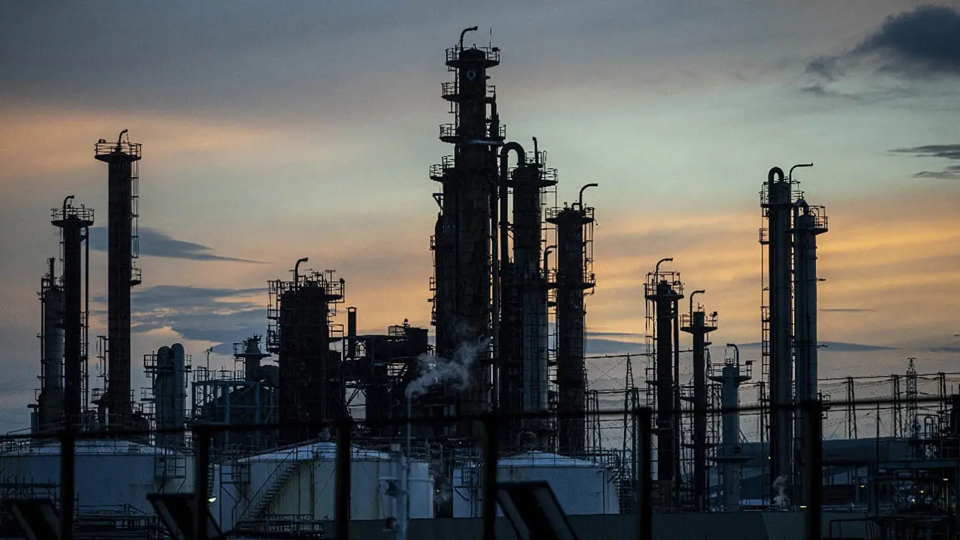 Индийские НПЗ стали требовать еще больше скидок на российскую нефть из-за нового потолка цен ЕС